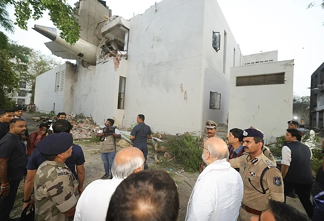 Vliegtuig neergestort in woonwijk in India, 241 doden, 1 persoon in het vliegtuig heeft het overleefd
