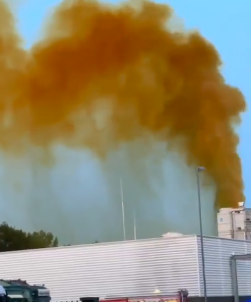 Oranje wolken in Borculo door chemische reactie