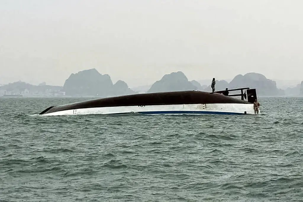 Boot gekapseisd in Ha Long Bay, Vietnam, zeker 34 mensen omgekomen