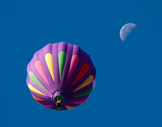 Harde landing van een luchtballon in Veendam
